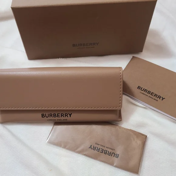 ☆☆GIFTED☆☆ Burberry aviator sunglasses with case. - Picture 7 of 13
